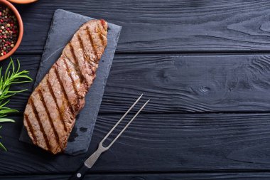 Biberiye ve biber rustik taş zemin üzerine ızgara sığır eti biftek