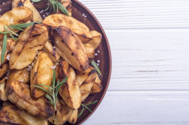 Rosemary ile ev yapımı kızarmış patates. Rustik arka plan üzerinde gıda
