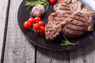 Izgara Dana biftek domates ve sarımsak ile. T-Bone