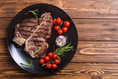 Izgara Dana biftek domates ve sarımsak ile. T-Bone