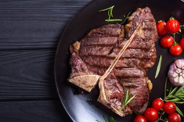 Izgara Dana biftek domates ve sarımsak ile. T-Bone