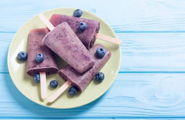 Yaban mersini ve yoğurt ile buzlu şeker. Yaz dondurma