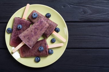 Yaban mersini ve yoğurt ile buzlu şeker. Yaz dondurma