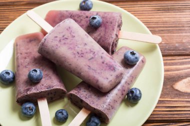 Yaban mersini ve yoğurt ile buzlu şeker. Yaz dondurma