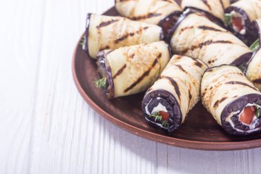 Krem peynir ve domates ile ızgara patlıcan (patlıcan) rulo