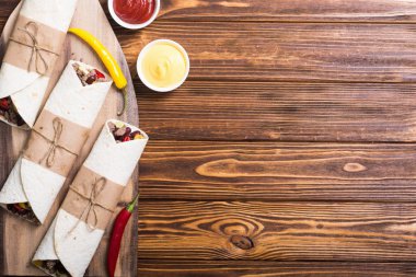 Sığır eti et, fasulye, biber ve avokado ile Meksikalı börek. 