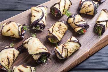 Krem peynir ve domates ile ızgara patlıcan (patlıcan) rulo