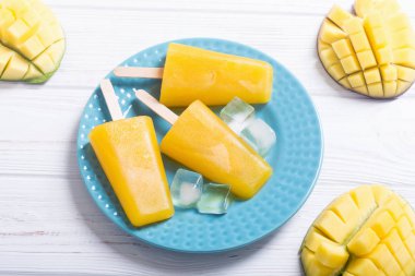 Ev yapımı mango dondurma. Yaz dondurma sağlıklı gıda