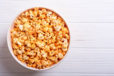 Sarı peynir kase patlamış mısır. Sinema için Aperatif