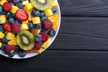 Taze meyve ve meyve salatası. Sağlıklı vitamin gıda arka plan .