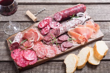 Ürün yelpazesine sosis. Jambon, salam ve jamon ahşap tahta üzerinde 