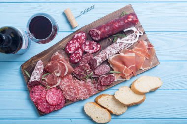 Ürün yelpazesine sosis. Jambon, salam ve jamon ahşap tahta üzerinde 
