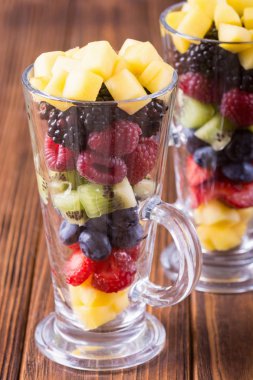 Taze meyve ve çilek salatası cam. Sağlıklı vitamin gıda arka plan .