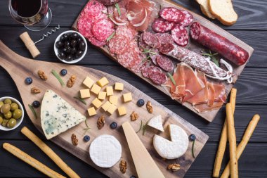 Peynir ve sosis: jambon, salam, jamon, camembert, brie, parmesan .