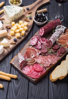 Peynir ve sosis: jambon, salam, jamon, camembert, brie, parmesan .