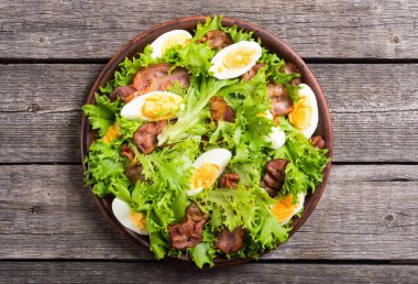 Pastırma, yumurta ve lattuce ile taze salata