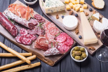 Peynir ve sosis: jambon, salam, jamon, camembert, brie, parmesan .