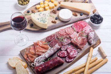 Peynir ve sosis: jambon, salam, jamon, camembert, brie, parmesan .