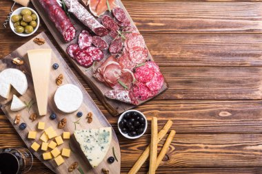 Peynir ve sosis: jambon, salam, jamon, camembert, brie, parmesan .