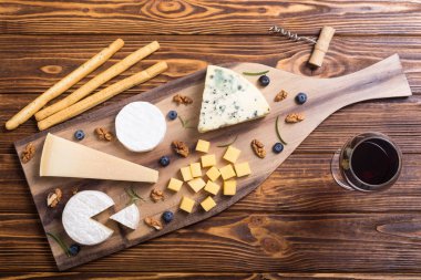 (Brie, peyniri, parmesan ve Rokfor peynir çeşitleri )