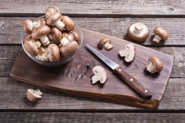 Taze çiğ Kraliyet champignon. Rustik arka plan üzerinde mantar