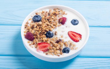 Yoğurt granola ve çilek (yaban mersini, çilek, ahududu )