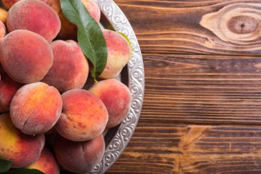 Olgun Şeftali meyve rustik arka plan üzerinde. Yaz sağlıklı gıda