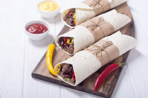 Burrito Mexicano Con Carne Res Frijoles Chiles Aguacate —  Fotos de Stock