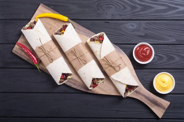 Мексиканські Burrito Яловичого Яса Квасолю Перець Чилі Авокадо — стокове фото