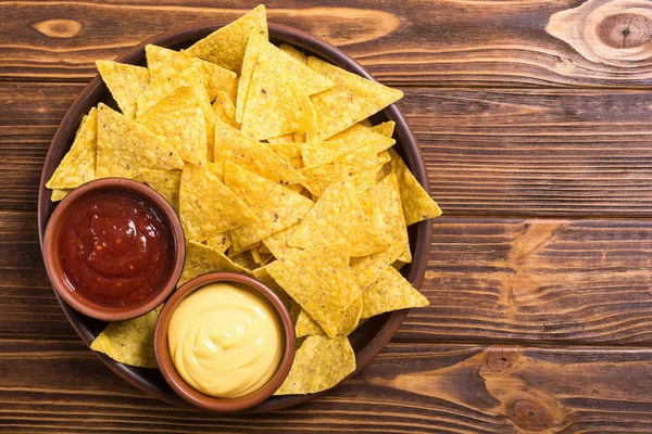 Krispiga Chips Nachos Med Tomatsås Och Ost Traditionell Mexikansk Mat — Stockfoto