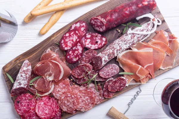 Ürün yelpazesine sosis. Jambon, salam ve jamon ahşap tahta üzerinde 