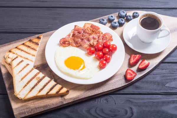 Πρωινό Αυγά Μπέικον Ντομάτες Καφέ Και Μούρα — Φωτογραφία Αρχείου