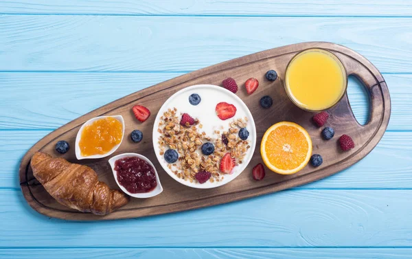 Colazione Con Yogurt Muesli Frutti Bosco Succo Arancia Croissant Marmellata — Foto Stock