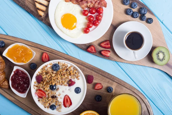 Frukost Med Yoghurt Ägg Bär Juice Croissanter Och Sylt — Stockfoto
