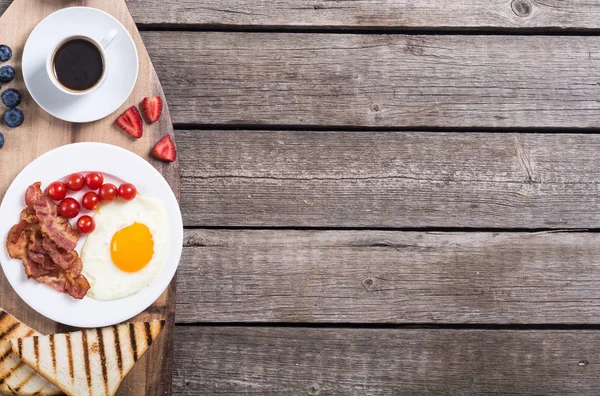 Frukost Med Ägg Bacon Tomater Kaffe Och Bär — Stockfoto