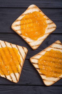 Ahşap Masa ev yapımı Portakal Reçeli tost. Meyve kahvaltı