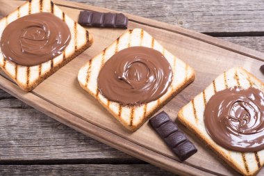 somun nuga krem sandviç çikolata ile