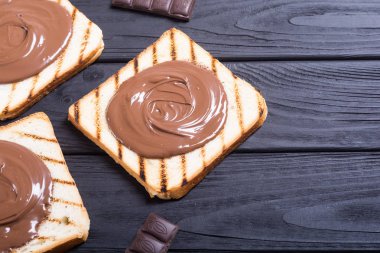 somun nuga krem sandviç çikolata ile