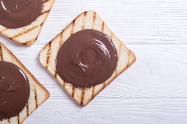 somun nuga krem sandviç çikolata ile