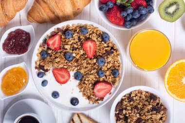 Sağlıklı kahvaltı. Granola yoğurt ve meyve, meyve suyu, reçel ve kahve