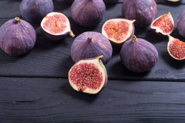 Sonbahar taze meyve incir. Rustik arka plan üzerinde sağlıklı gıda