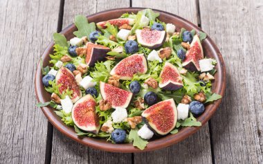 İncir peynir, yaban mersini, ceviz ve roka salatası. Sonbahar sağlıklı gıda