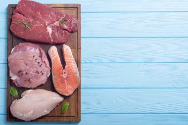 Biftek et karışımı: somon, sığır, domuz ve tavuk