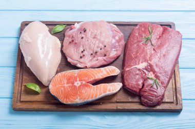 Biftek et karışımı: somon, sığır, domuz ve tavuk