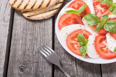 mozzarella, domates ve fesleğenli caprese salatası 