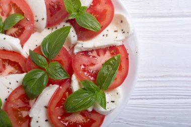 mozzarella, domates ve fesleğenli caprese salatası 
