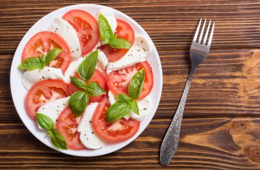 mozzarella, domates ve fesleğenli caprese salatası 