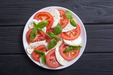 mozzarella, domates ve fesleğenli caprese salatası 