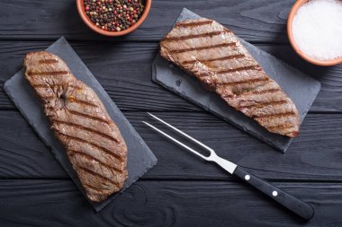 Biberiye ve biber rustik taş zemin üzerine ızgara sığır eti biftek