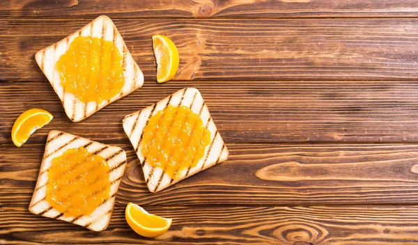 Domowy Dżem Pomarańczowy Toast Drewnianym Stole Śniadanie Owoce — Zdjęcie stockowe